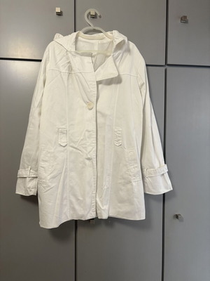 White trench coat XXL with hood like new