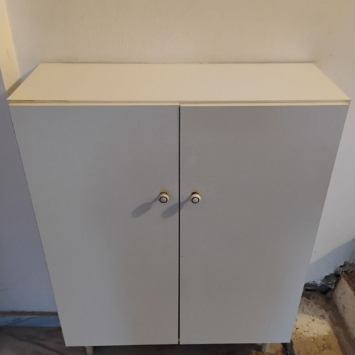 Cabinet like new with removable shelves 105x80x31 cm