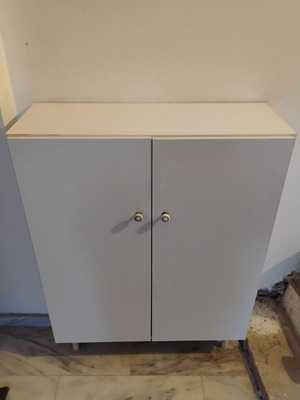 Cabinet like new with removable shelves 105x80x31 cm