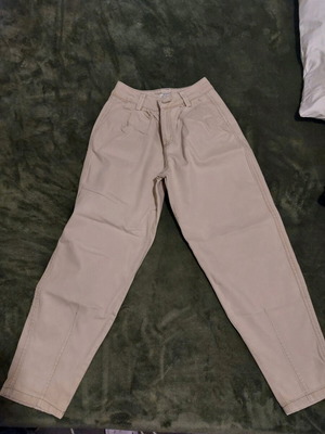 Τζιν παντελόνι Bershka σαν καινούργιο, μπεζ, μέγεθος 34, τύπος balloon