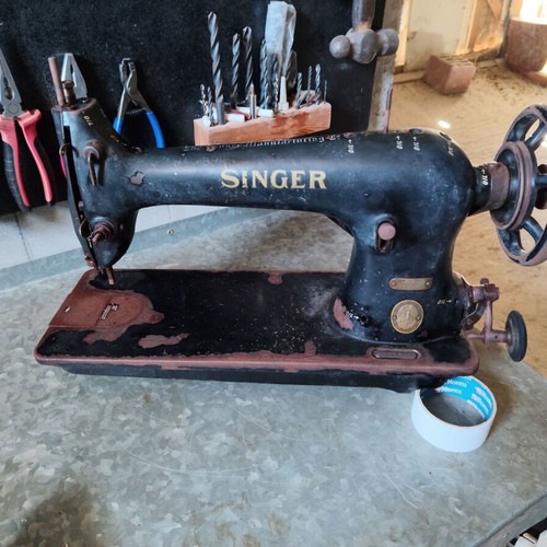 Singer sewing machine, non-functional, 1951