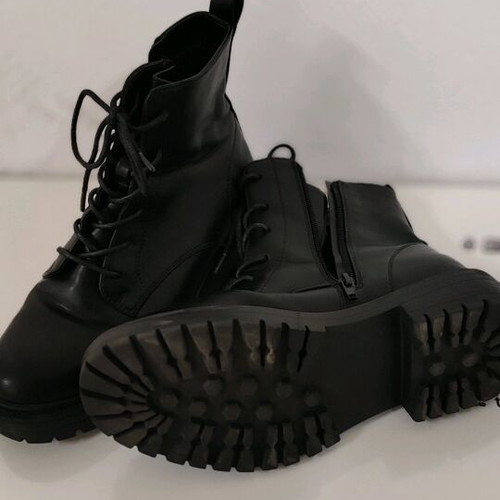 Only women's boots size 38 like new, black