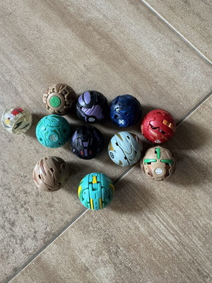 Bakugan συλλογή με 12 φιγούρες που μεταμορφώνονται