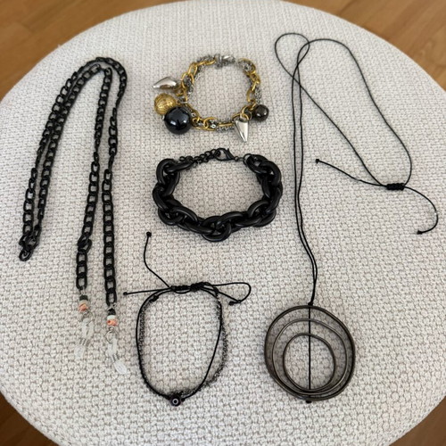 Jewelry set like new, 4 bracelets, 1 necklace, 1 glasses chain black and silver