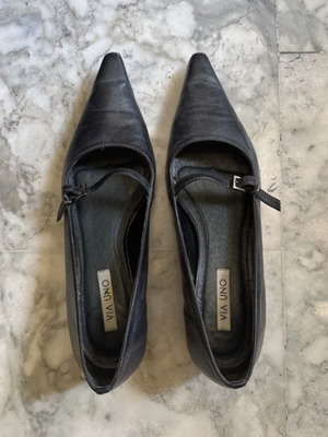 Via Uno Black Low Heel Pointed Mary Janes like new