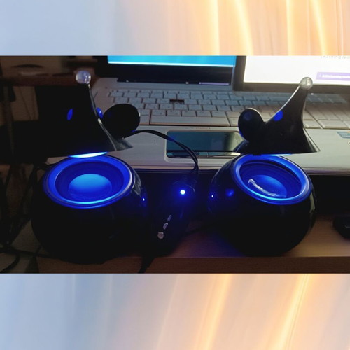 Satzuma USB speakers used with blue LED light, mouse shape