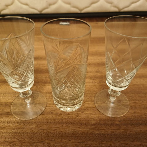 Crystal glasses set like new, 6 water, 5 wine V shape, 2 wine V shape different design