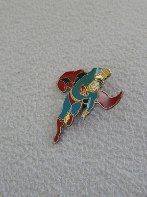 Superman metal pin used in excellent condition