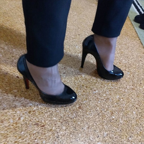 Patent leather pumps used size 37, leather with red sole