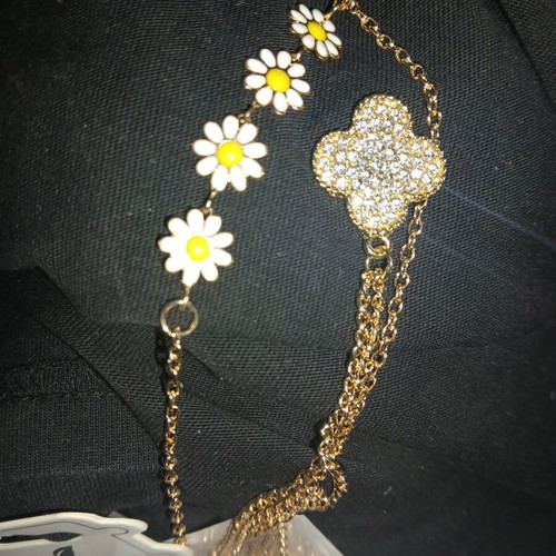 Gold necklace with daisies