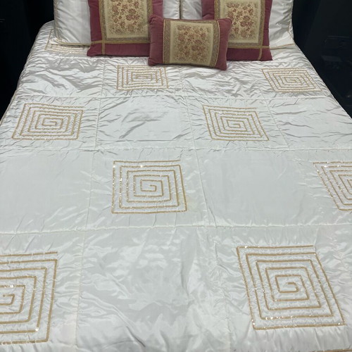 Comforter set like new with sequins, gold color, silk 238x240