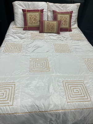 Comforter set like new with sequins, gold color, silk 238x240
