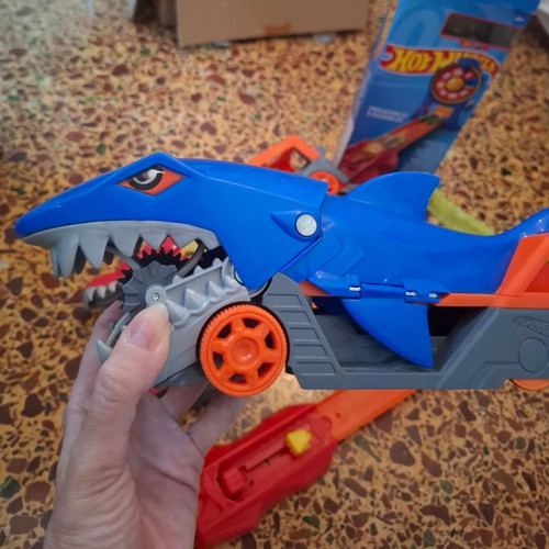 Hot Wheels playset like new, 4 codes included