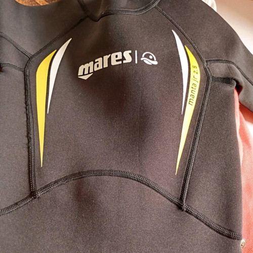 Mares Junior wetsuit 2.5cm size 2 like new for water sports