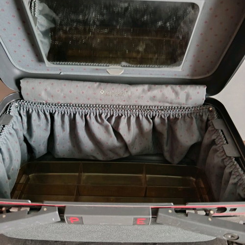 Cosmetic case like new, durable plastic with handle