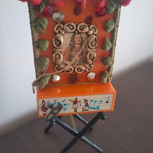 Λατέρνα πλαστική κουρδιστή vintage με το τραγούδι 'Τα παιδιά του Πειραιά'