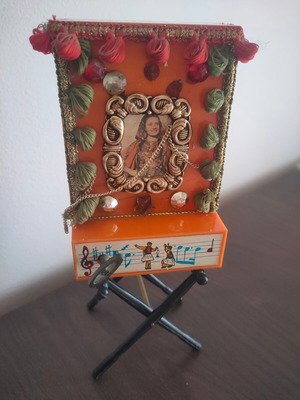 Λατέρνα πλαστική κουρδιστή vintage με το τραγούδι 'Τα παιδιά του Πειραιά'