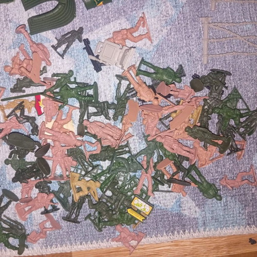 Military toy soldiers, pack of six, plastic