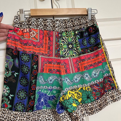 Access fashion printed shorts size M new with velvet bag gift