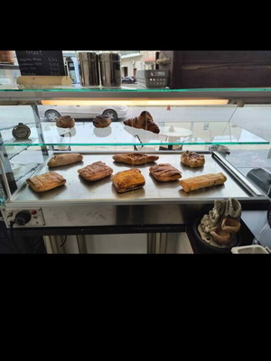 Heated Display Case like new, large capacity with shelf