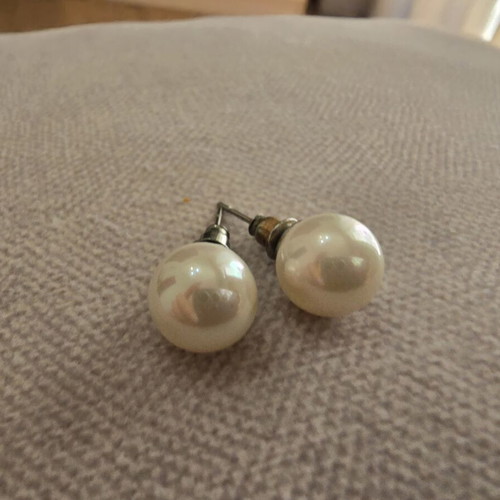 Pearl stud earrings classic white ivory