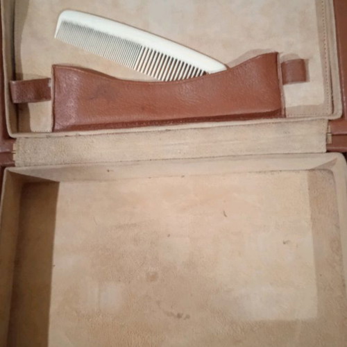 Shaving set used in leather case