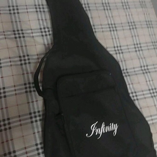 Guitar like new in excellent condition