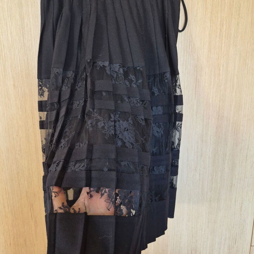 Elie Tahari black floral lace pleated skirt like new size 8