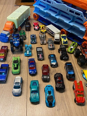 Hotwells toy cars and trucks like new