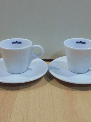 Lavazza espresso δύο διαφημιστικά πορσελάνινα φλυτζάνια με πιατάκια σαν καινούργια