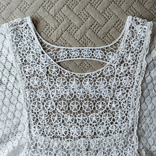 Lace tunic blouse like new, one size, sugar color