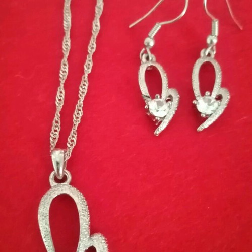 Necklace and matching earrings like new with stone, silver color