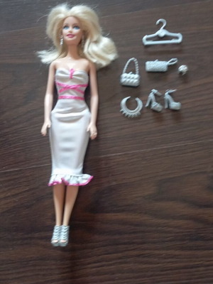 Barbie doll like new with silver dress and accessories