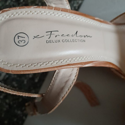 Freedom Delux Collection Croco Sandals size 37 like new, brown
