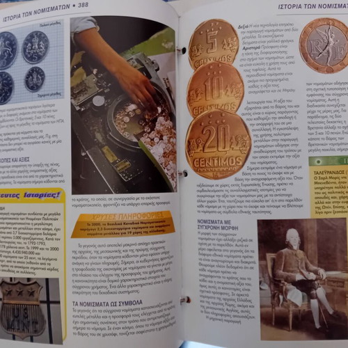 World Coins Collections like new, 3 binders with 75 issues