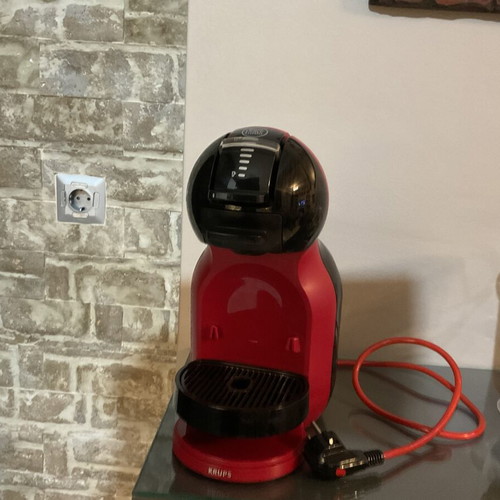 Krups Nescafé Dolce Gusto Capsule Coffee Maker like new with capsule holder gift