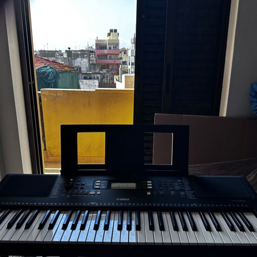 Yamaha PSR-E373 keyboard with stand and music rest