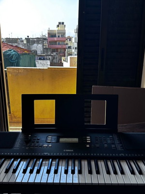 Yamaha PSR-E373 keyboard like new with stand and music rest