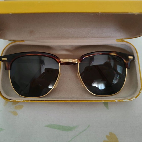 Tortoise sunglasses used, brown and gold with scratched lens