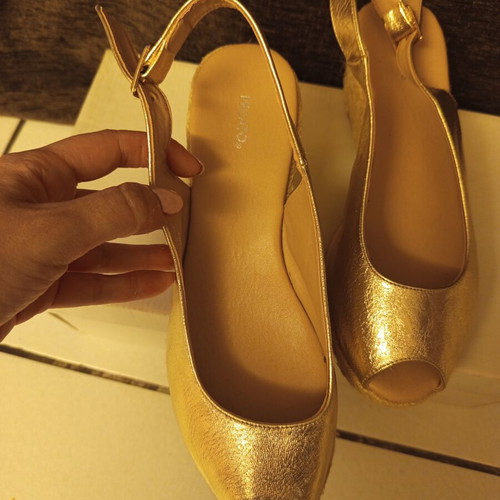Migato women's platform sandals size 39 like new, gold
