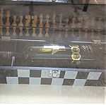  Ξύλινη σκακιέρα σε  συσκευασία  δώρου με βιολογικό κρασί Λήμνου .