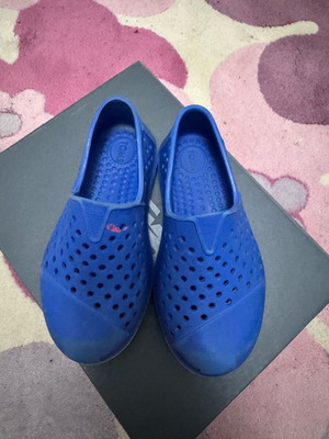 Tom’s boys’ water shoes used