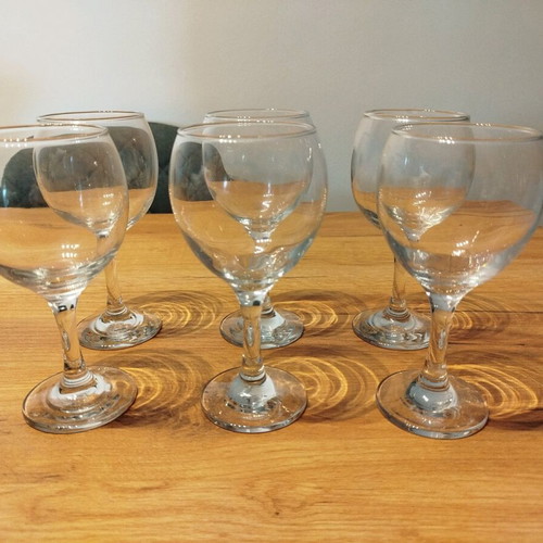 Set of 6 glass wine glasses like new