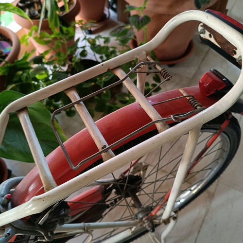 Vintage Beautiful bicycle used, women's city bike with dynamo and iron stand