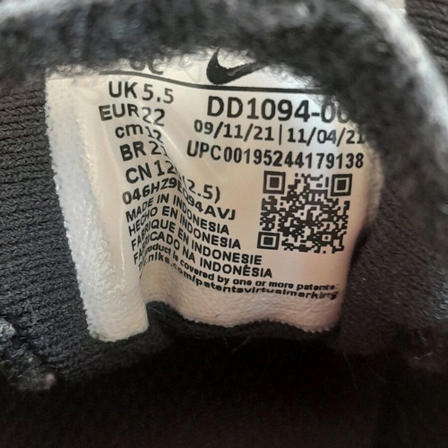 Nike kids shoes No.22 black like new
