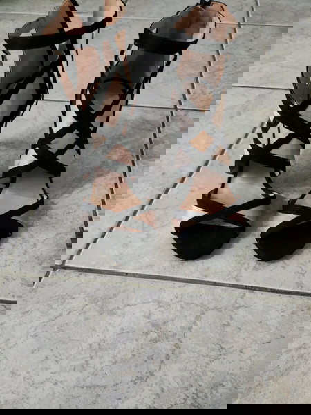 πέδιλο μπεζ-μαυρο με αχεδιο