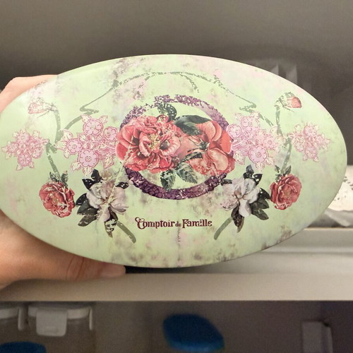 Vintage French Metal Tin Comptoir de Famille Veloutines like new