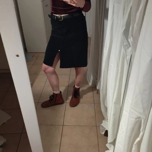 Black velvet pencil skirt like new, size M/L