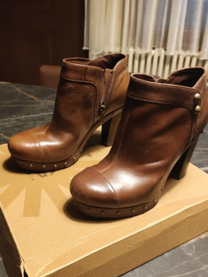 Μποτάκια Ugg καφέ σαν καινούργια με τρουκς, 38 νούμερο