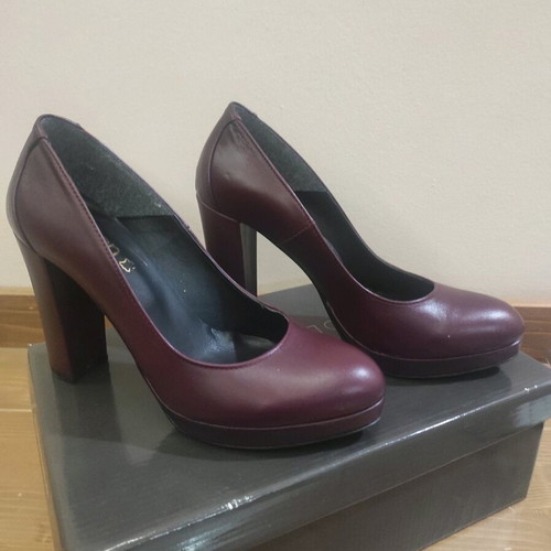 Ellen collection women's high heel shoe like new, burgundy size 38